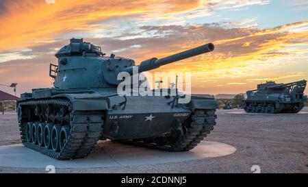 Exposition Wahner Brooks au coucher du soleil. Situé à Yuma, Arizona, juste à l'extérieur du terrain d'essai de Yuma, à quelques minutes de la Highway 95. Char de combat principal M60. Banque D'Images