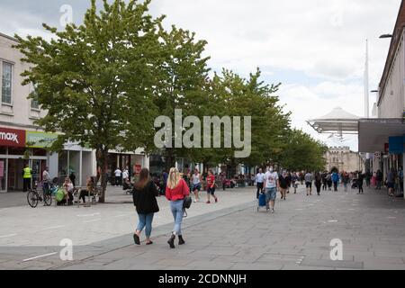 Les gens qui font du shopping sur la rue Bar à Southampton, Hampshire au Royaume-Uni, ont pris le 10 juillet 2020 Banque D'Images