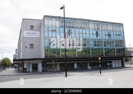 Le bâtiment de l'Université Solent à Southampton, Hampshire, au Royaume-Uni, a été adopté le 10 juillet 2020 Banque D'Images