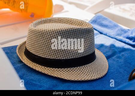 un chapeau de plage pour hommes sur une chaise longue Banque D'Images