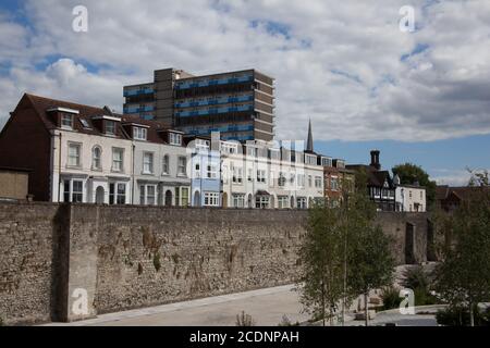 Maisons sur le mur de ville à West Quay à Southampton, Hampshire au Royaume-Uni, prises le 10 juillet 2020 Banque D'Images