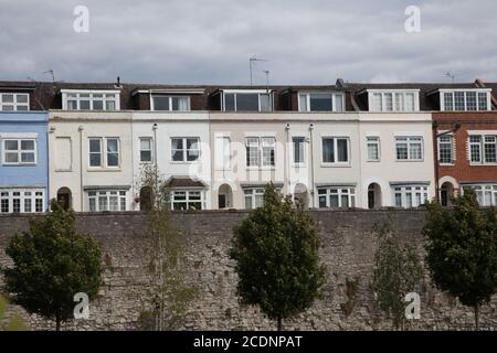 Une rangée de terrasses pittoresques sur le mur de ville de Southampton, Hampshire au Royaume-Uni, prises le 10 juillet 2020 Banque D'Images