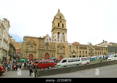 Street Scene of Plaza San Francisco Square avec la basilique de San Francisco situé dans le centre-ville de la Paz, Bolivie, Amérique du Sud Banque D'Images