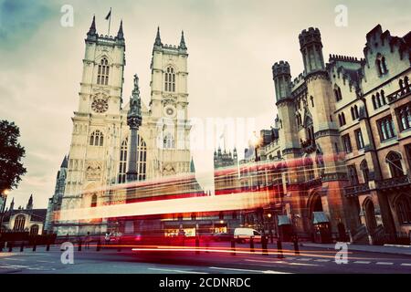 Westminster Abbey église, bus rouge en mouvement à Londres Royaume-Uni. Vintage Banque D'Images