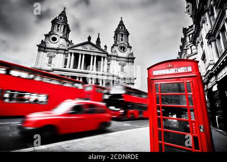 Londres, Royaume-Uni. Cathédrale St Paul#39;s, bus rouge, taxi et cabine téléphonique rouge. Banque D'Images