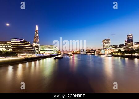 Panorama de Londres la nuit, Angleterre, Royaume-Uni. Tamise, Shard, hôtel de ville. Banque D'Images