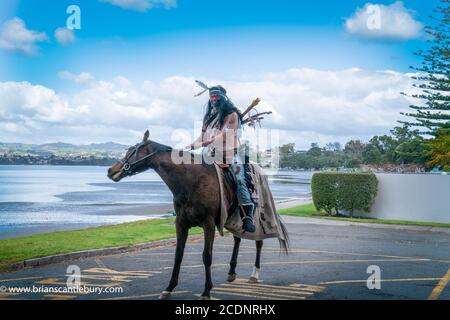 Tauranga Nouvelle-Zélande - août 22 2020 ; Horseman en costume indien sur le raod au bord de la ville Banque D'Images