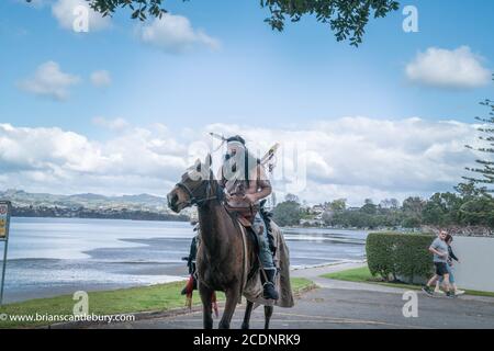 Tauranga Nouvelle-Zélande - août 22 2020 ; Horseman en costume indien sur le raod au bord de la ville Banque D'Images
