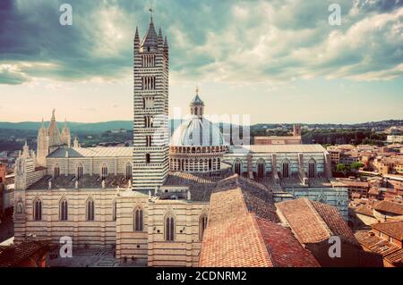Sienne, Italie vue panoramique sur la ville. Cathédrale de Sienne, Duomo di Siena. Vintage Banque D'Images