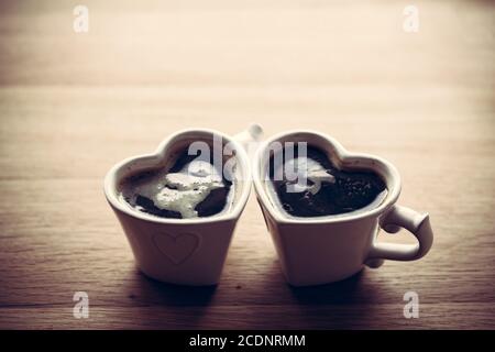 Café noir, espresso dans deux tasses en forme de cœur. Love, Saint-Valentin#39;s Day, vintage Banque D'Images