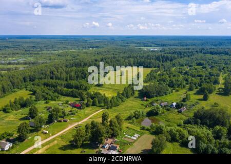 Village de Maluevo, région d'Ivanovo et marais de Maluevskoe entourés de forêt par une journée d'été. Photo prise d'un drone. Banque D'Images