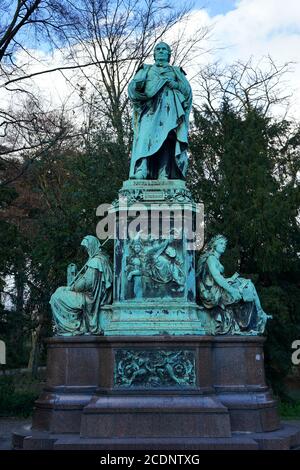 Monument de Peter von Cornelius (1783-1867), peintre allemand et directeur de l'Académie d'Art. L'assiette en bas indique « Peter von Cornelius Düsseldorf ». Banque D'Images