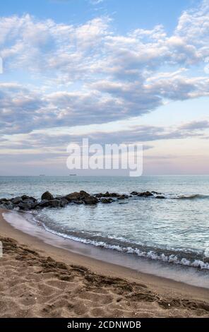 Plage de sable avec rochers et mousse de mer. Photo de paysage marin naturel. Banque D'Images