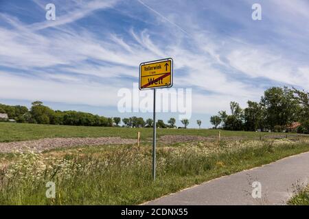 Le panneau de sortie du village Welt dans la Frise du Nord signifie aussi fin du monde Banque D'Images