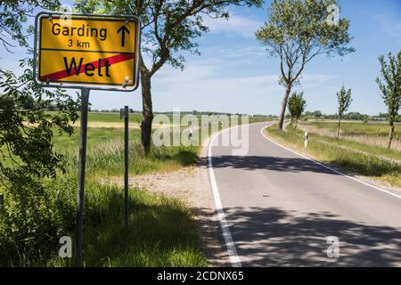 Le panneau de sortie du village Welt dans la Frise du Nord signifie aussi fin du monde Banque D'Images