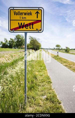 Le panneau de sortie du village Welt dans la Frise du Nord signifie aussi fin du monde Banque D'Images