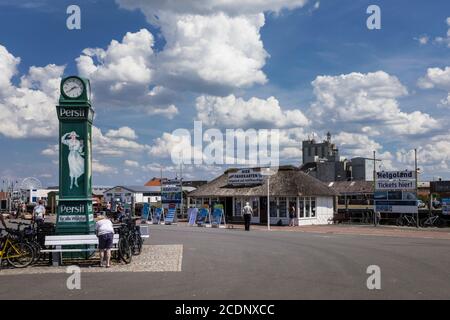 Le port de Busum est le point central de la station de vacances. La Ankerplatz avec des guichets pour les excursions en bateau et les lignes de ferry. Banque D'Images