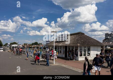 Le port de Busum est le point central de la station de vacances. La Ankerplatz avec des guichets pour les excursions en bateau et les lignes de ferry. Banque D'Images