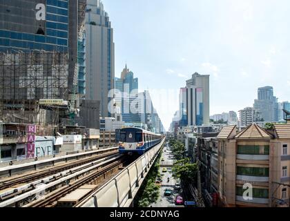 Bangkok, Thaïlande, Asie du Sud-est - Cityscape of Bangkok avec gratte-ciel. Arrivée du train aérien BTS, système de transport rapide surélevé. Banque D'Images