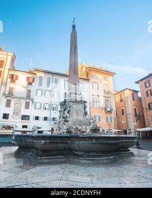 Panthéon, détail de fontaine sur la Piazza della Rotonda à Rome, Italie Banque D'Images