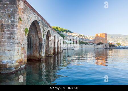 Kule Kizil - Ancienne tour rouge à port d'Alanya, Turquie Banque D'Images