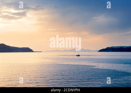 Coucher de soleil sur la mer, bateau éloigné Banque D'Images