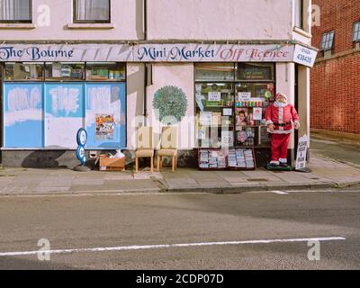 Articles à vendre et une étrange figure de Père Noël à l'extérieur Une boutique dans la vieille ville de Hastings, dans l'est du Sussex, en Angleterre Royaume-Uni en été Banque D'Images