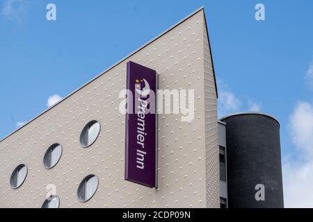 Un gros plan d'un panneau d'hôtel Premier Inn à Cardiff, pays de Galles, Royaume-Uni. Banque D'Images