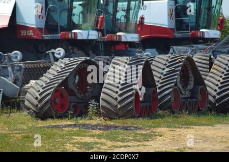 Chenilles en caoutchouc des moissonneuses-batteuses. Parking gratuit de machines agricoles. Banque D'Images