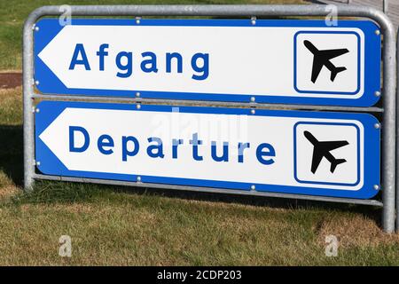 Signalisation routière du terminal des départs en danois et en anglais Banque D'Images