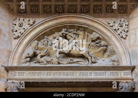 Sculpture de Saint-Georges et du dragon. Basilique Saint-Georges Portail Sud, Prague, république tchèque Banque D'Images