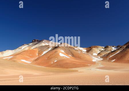 Amérique du Sud - les plus belles Andes de Bolivie,. Le paysage surréaliste est presque sans arbres, ponctué par de douces collines et volcans près de Chilea Banque D'Images