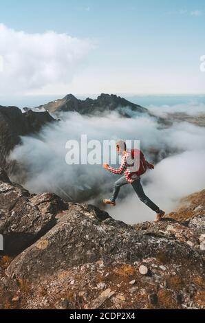 Sport extrême aventures homme Trail courir en montagne avec sac à dos voyage solo vacances d'été en plein air en Norvège vie saine concept Banque D'Images