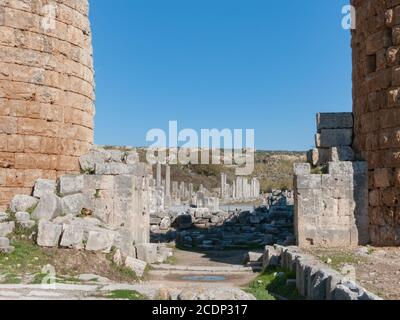 Perge regardant à travers la porte hellénistique jusqu'à l'Agora, en arrière-plan de Table Mountain Banque D'Images