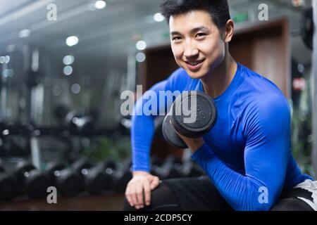 Young Asian man working out in sport moderne Banque D'Images