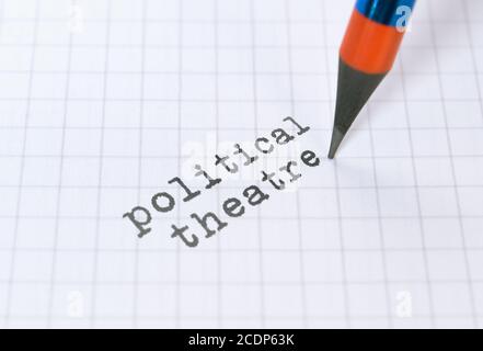 Texte Théâtre politique et un crayon sur fond clair Banque D'Images