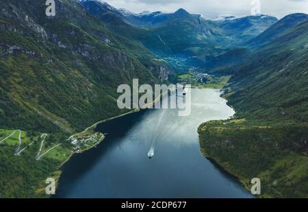 Vue aérienne fjord Geiranger en Norvège bateau de croisière paysage voile voyage paysage montagnes nature été saison Banque D'Images