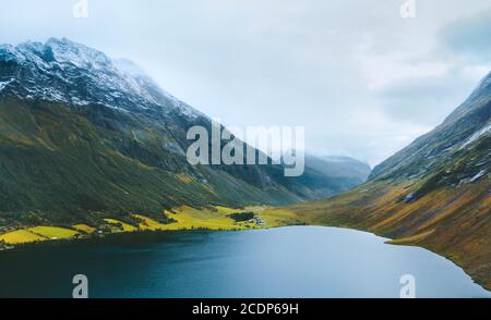 Vue aérienne lac et montagnes paysage en Norvège destinations de voyage Automne nature paysage Ornesvingen route vers le fjord Geiranger Banque D'Images