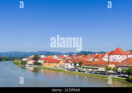 Maribor, Slovénie (22 août 2020) - vue sur la vieille ville de Maribor depuis l'ancien pont sur la rivière Drava Banque D'Images