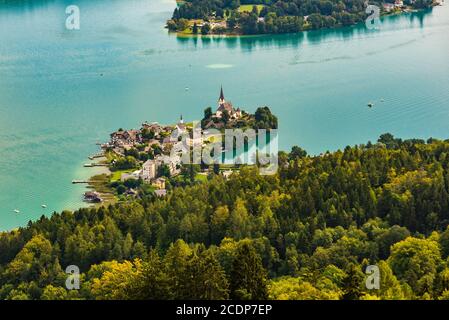 Vue sur le lac Worthersee avec l'église Maria Worth, Carinthie, Autriche Banque D'Images