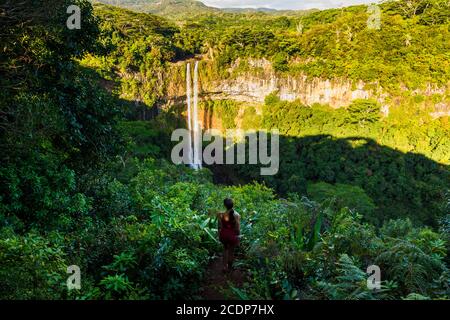 Cascade de Chamarel et femme voyageur dans la jungle tropicale de Maurice Banque D'Images