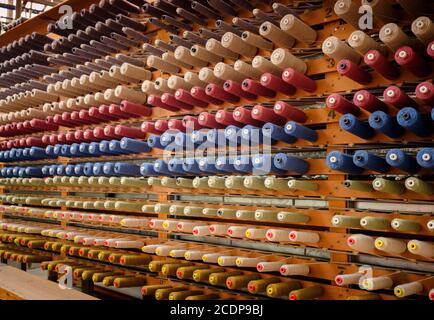 Bobines de fils de couleur photographiées à l'usine de tapis d'Axminster en 2018 Banque D'Images