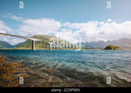 Pont de Gimsoymen route au-dessus de la mer en Norvège les îles Lofoten paysage destinations de voyage nature scandinave Banque D'Images