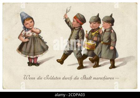 Carte postale historique allemande: Les enfants comme adultes: Quand les soldats marchaient dans la ville. Enfants en uniforme militaire. Première guerre mondiale, Allemagne, 1914-1918 Banque D'Images