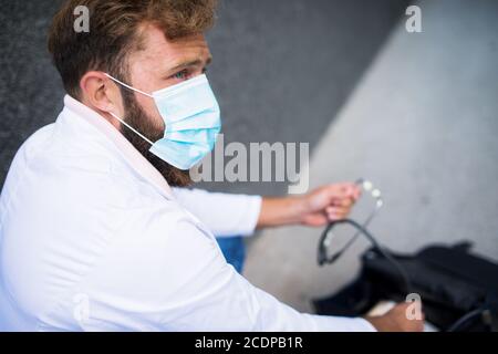 jeune médecin portant un sac de docteur et en prenant un stéthoscope Banque D'Images