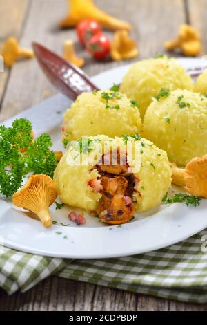 Copieux boulettes de pommes de terre d'automne farcies aux chanterelles au beurre et cubes de bacon Banque D'Images