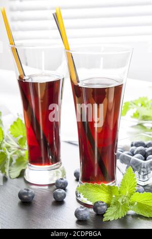 Verres avec jus de Currant noir frais. Tourbière et baume de citron Banque D'Images