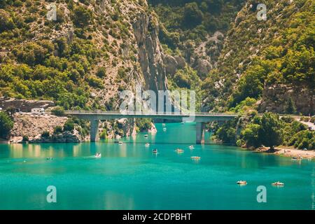 Gorge du Verdon, Lac de Sainte-Croix, France. Pont sur le lac de Sainte-Croix dans le sud-est de la France. Provence-Alpes-Côte d'Azur. Banque D'Images