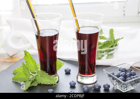 Verres avec jus de Currant noir frais. Tourbière et baume de citron Banque D'Images