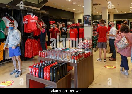 Cork, Irlande. 29 août 2020. Ouverture du magasin Liverpool FC, Cork City. Un magasin éclair du Liverpool FC a ouvert ses portes aujourd'hui à 12:00 sur la rue St Patrick. Le magasin vend la marchandise officielle des gagnants de la Premier League 2020. Credit: Damian Coleman/Alay Live News Banque D'Images